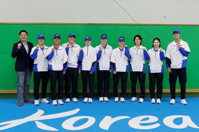 김종문 대한테니스협회 사무처장, 조윤정 감독, 백다연, 이은혜, 박소현, 정보영, 안유진, 김다빈, 박소연 트레이너, 장광익 코치(왼쪽부터)