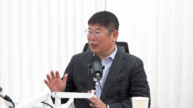 김 전 의원은 윤 대통령이 직무에 복귀하더라도 야당과 타협해 개헌프로세스에 들어가지 않으면 대통령이 할 수 있는 게 없다고 말했다.