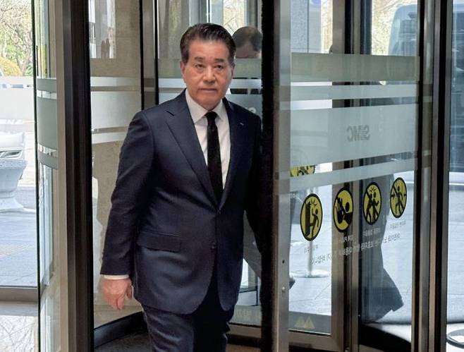 장인화 포스코홀딩스 회장이 26일 고(故) 한종희 삼성전자 대표이사 부회장 빈소가 마련된 서울 강남구 삼성서울병원에 들어서고 있다. 연합뉴스