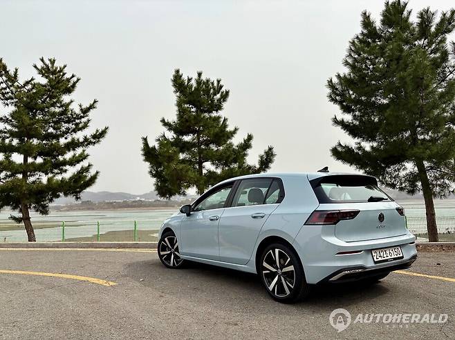 평행주차는 물론 출차까지 가능한 파크 어시스트 플러스를 탑재한 폭스바겐 골프 2.0 TDI (오토헤럴드 김흥식 기자)