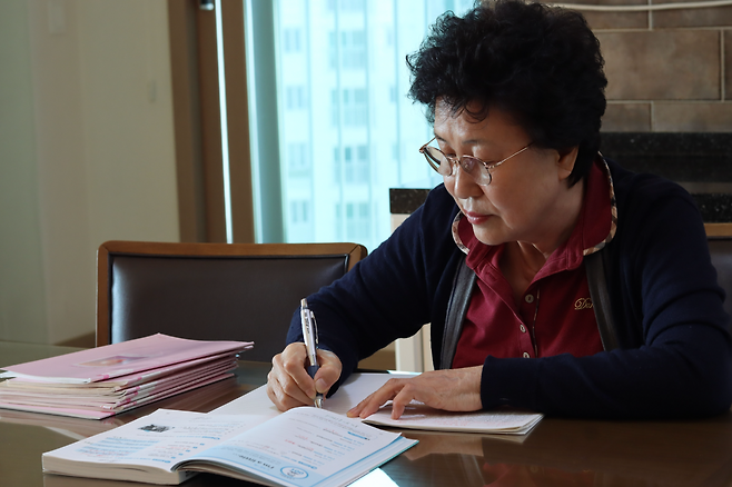 한 씨는 영어를 쓰는 딸에게 미안하다고 말하기 위해 'I'm so sorry'를 시작으로 영어를 배우기 시작했다. 매일 그렇게 공부하다보니 쌓인 연습 공책만 열 권이 넘는다.