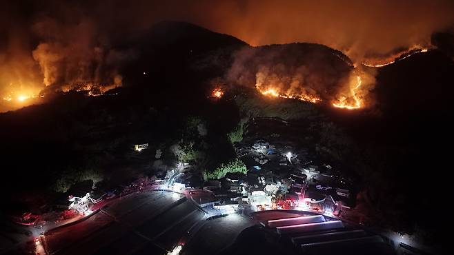 26일 새벽 지난 21일 경남 산청군에서 발생한 대형 산불이 산등성이를 타고 하동군 옥종면 안계마을 인근으로 확산되면서 소방당국을 긴장케 하고 있다. /뉴시스