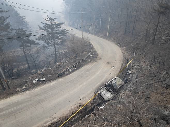 26일 경북 영양군 석보면 삼의리 삼의계곡에 전날 발생한 산불에 불탄 차량이 보존돼 있다. 이 차량 인근에서 대피하다 숨진 3명이 발견됐다. /연합뉴스