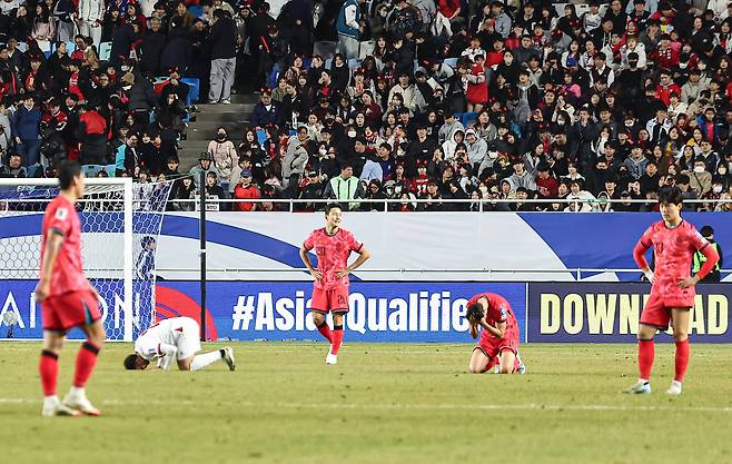 한국 선수들이 25일 수원월드컵경기장에서 열린 2026 국제축구연맹(FIFA) 북중미 월드컵 아시아 3차 예선 B조 8차전 대한민국과 요르단의 경기에서 1대1로 비긴 뒤 아쉬워하고 있다. 한국은 이달 홈 2연전에서 한 수 아래의 상대들에 무력하게 비기면서 경기력 논란에 휩싸였다./뉴스1