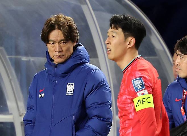 25일 경기 수원시 수원월드컵경기장에서 열린 2026 국제축구연맹(FIFA) 북중미 월드컵 아시아 지역 3차 예선 B조 8차전 대한민국과 요르단의 경기, 홍명보 감독이 손흥민을 바라보고 있다./뉴시스