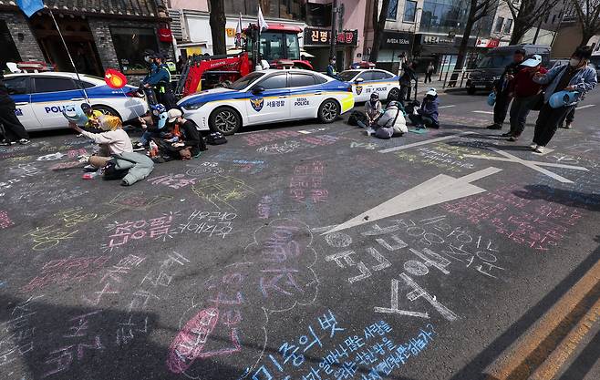 26일 오후 서울 종로구 자하문로에서 열린 시민사회단체연대회의 결의대회에서 윤석열 대통령 파면을 촉구하는 메시지가 적혀 있다. /뉴스1