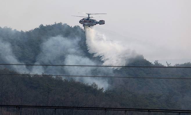 같은 날 오후 산림청 헬기가 경북 의성군에서 산불을 진화하기 위해 물을 뿌리고 있다. 의성=뉴시스