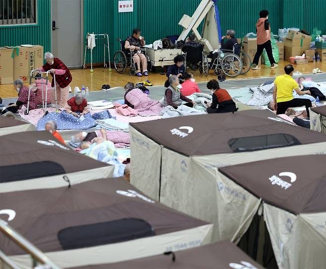 같은 날 대피한 주민들이 의성실내체육관에서 산불 진화 소식을 기다리고 있다. 의성=뉴시스