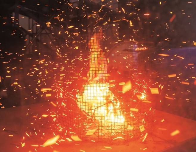 비화 : 낙엽에 불을 붙인 뒤 사방에서 초속 7m의 바람을 일으켜 산불 발생 시 불기둥이 어떻게 형성되는지 실험했다. 불기둥은 약 4m 가까이 치솟았고 셔틀콕만한 불똥이 그 주위를 돌았다. 국립산림과학원 제공