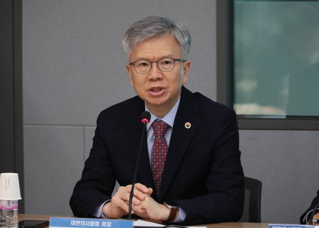 김택우 대한의사협회 회장이 24일 서울 용산구 대한의사협회에서 열린 의료정책포럼 '의과대학 증원과 의학교육의 문제'에서 격려사를 하고 있다. [연합뉴스]