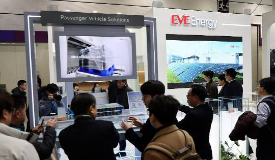 EVE에너지가 이달 5일 서울 강남구 코엑스에서 열린 '인터배터리 2025'에 부스를 차린 모습. 연합뉴스.