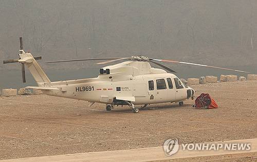 경북 의성 산불 현장에서 진화 헬기 추락 사고가 발생한 26일 경북 영양군 영양읍에 산불 진화 헬기가 세워져 있다. 연합뉴스