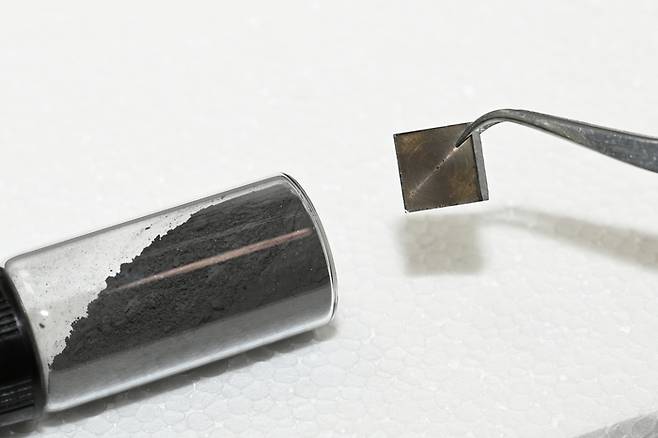 연구팀이 개발한 Mn-Bi 분말과 이를 기반으로 한 비희토류 영구자석.