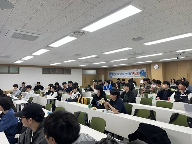 미국 캘리포니아주립대학교-퀄컴연구소 파견 학생 귀국보고회에서 학생들이 AI 연구 프로젝트 발표를 듣고 있다.