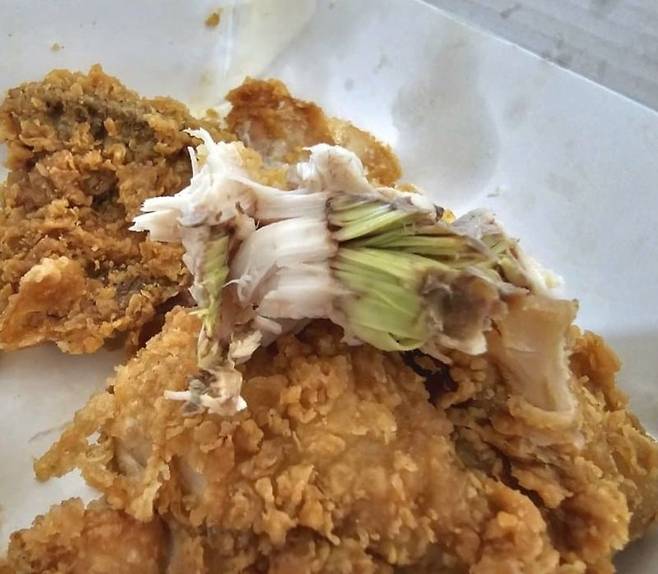 닭가슴살 부위가 녹색으로 변질된 모습. 출처=SNS