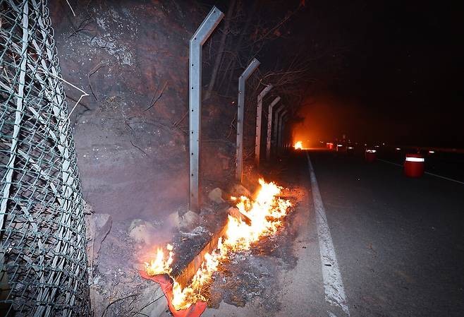 25일 경북 청송군 진보면의 한 도로의 낙석 철조망이 산불에 녹아 있다. 연합뉴스