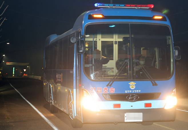 25일 경북 청송군 경북북부교도소(옛 청송교도소)에서 수용자를 태운 법무부 버스가 나오고 있다. 연합뉴스