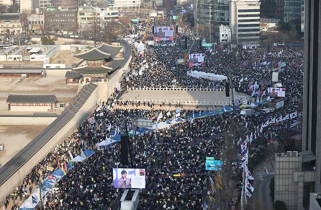 지난 22일 서울 종로구 동십자각 앞에서 열린 윤석열 즉각퇴진·사회대개혁 16차 범시민대행진에서 참가자들이 ‘윤석열 파면’ 등의 구호를 외치고 있다. 윤운식 선임기자 yws@hani.co.kr