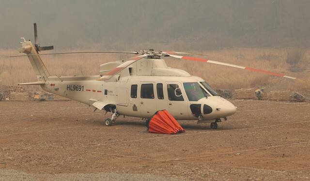 경북 의성 산불 현장에서 진화 헬기 추락 사고가 발생한 26일 이와 관련 전국 산불 현장 헬기 운항 중단이 내려진 가운데 경북 영양군 영양읍에 산불 진화 헬기가 세워져 있다. 연합뉴스