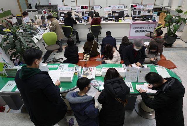서울 종로구청 민원실이 여권을 발급하기 위해 방문한 시민들로 붐비고 있다. 연합뉴스