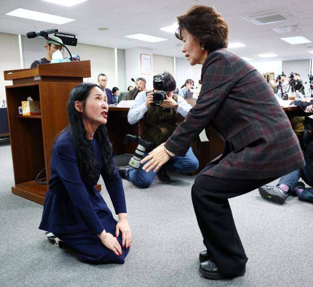 26일 서울 중구 진실·화해를 위한 과거사정리위원회에서 열린 해외입양과정 인권침해 사건 진실규명 결정 발표 기자회견에서 해외 입양인 김유리(왼쪽)씨가 진실 규명을 호소하며 박선영 위원장 앞에서 무릎을 꿇고 있다. 뉴시스