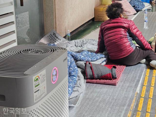 26일 경북 영양군 영양군민회관에 설치된 공기청정기에 '매우 나쁨'을 의미하는 빨간불이 떠 있다. 영양=이유진 기자