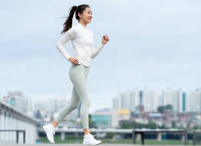 미국의 스포츠 과학자가 잘못된 걷기 습관으로 ▲근육을 과하게 사용해 걷기 ▲머리를 내밀고 걷기 ▲팔을 움직이지 않고 걷기를 뽑았다./사진=게티이미지뱅크