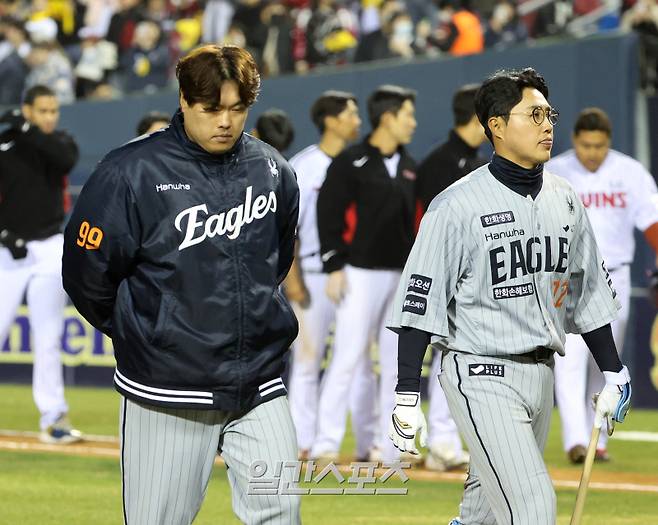 2025 KB0리그 프로야구 LG트윈스와 한화이글스의 경기가 25일 오후 서울 잠실야구장에서 열렸다. 0대 5로 패하며 패전투수가 된 류현진이 경기 후 관중에 인사한 후 들어가고 있다. 잠실=김민규 기자 mgkim1@edaily.co.kr