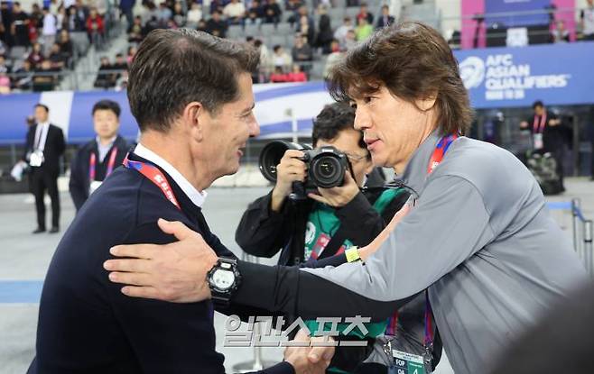 홍명보 감독이 이끄는 한국 축구대표팀이 15일 오후 용인미르스타디움에서 2026 북중미 월드컵 아시아지역 3차예선 이라크와 경기를 펼쳤다. 경기전 홍명보 감독과 이라크 카사스 감독이 악수 나누고있다. 용인=정시종 기자 capa@edaily.co.kr /2024.10.15.