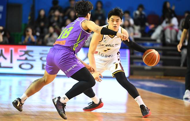 LG 유기상이 26일 잠실실내체육관에서 열린 삼성과의 정규리그 원정 경기 중 돌파를 시도하고 있다. 사진=KBL