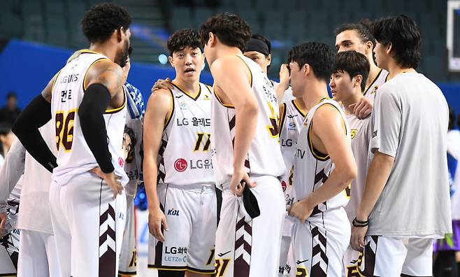 LG 선수단이 26일 잠실실내체육관에서 열린 삼성과의 정규리그 원정 경기에서 승리한 뒤 환호하고 있다. 사진=KBL