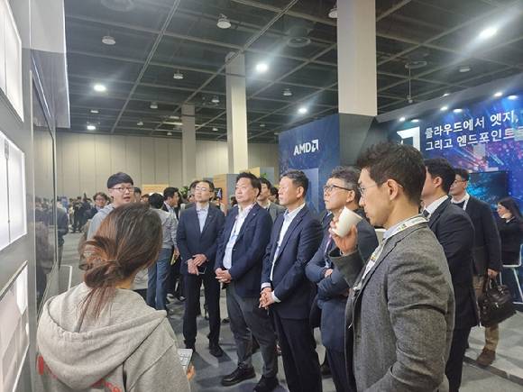 26일 오전 서울 양재 aT센터에서 열린 마이크로소프트(MS)의 'AI 투어 인 서울'에서 황종성 한국지능정보사회진흥원(NIA) 원장 등 NIA 관계자들이 KT 전시관을 방문해 설명을 듣고 있다. [사진=윤소진 기자]