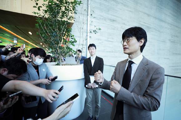 26일 경기 성남시 네이버 사옥에서 진행된 주주총회 직후 이해진 네이버 창업자가 질문에 답변하고 있다. [사진=네이버]