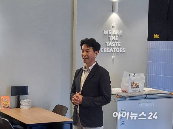 이석동 bhc 메뉴개발팀장이 25일 열린 콰삭킹 출시기념 '콰삭한 호프데이' 행사에서 개발 과정에 대해 설명하고 있다. [사진=정승필 기자]
