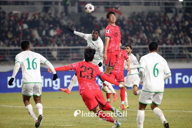 [사진 = 게티이미지] 지난 20일 오만전 오세훈이 공중볼 경합을 펼치고 있다.