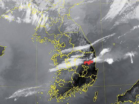 경북 지역에 발생한 초대형 산불이 25일 기상청 천리안 2A호 위성에 포착됐다. 붉은 영역이 산불이 탐지된 지역이다. [사진 기상청]