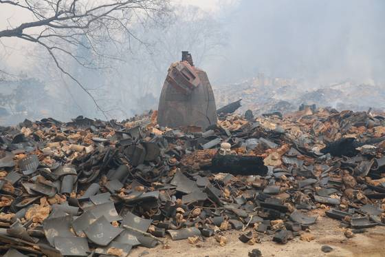 26일 경북 의성군 고운사 가운루가 불에 타 형태조차 알아볼 수 없게 무너져 있다. 국가 지정 문화유산 보물로 지정된 가운루는 전날 고운사를 덮친 산불에 타 전소됐다. 연합뉴스