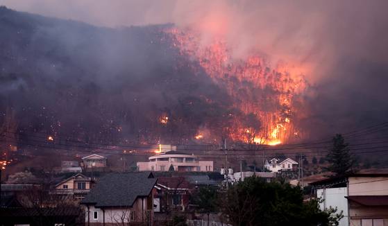 경북 의성군 산불 발생 나흘째인 25일 산불이 안동시 남후면 광음리 마을 인근까지 번지고 있다. 뉴시스