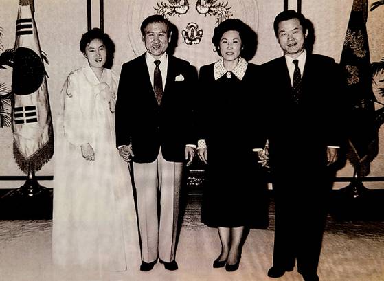 노태우 대통령 내외가 1988년 2월 취임 직후 청와대에서 박철언 보좌관 부부와 함께 포즈를 취했다. 왼쪽부터 박철언 부인 현경자, 노태우 대통령, 김옥숙 여사, 박철언 보좌관. 중앙포토