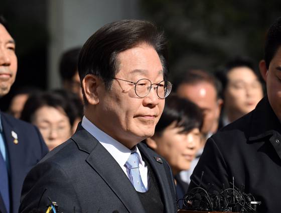 이재명 민주당 대표가 26일 공직선거법 위반 항소심 무죄를 선고받고 법원을 나가고 있다. 연합뉴스