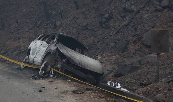 26일 경북 영양군 석보면 삼의리 삼의계곡에 전날 발생한 산불에 탄 차량이 놓여 있다. 이 차량 인근에서 산불 대피하다 숨진 3명이 발견됐다. 연합뉴스