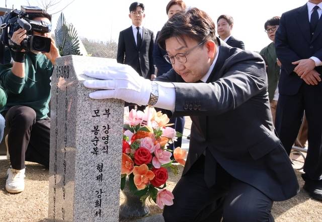 ▲ 국민의힘 권성동 원내대표가 천안함 피격 15주기를 맞아 26일 오전 국립대전현충원 천안함 46용사 묘역을 찾아 참배하고 있다. 연합뉴스