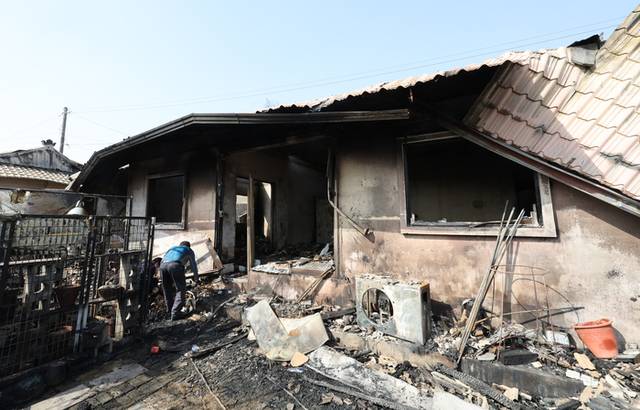 ▲ 26일 울산시 울주군 언양읍 신화마을 한 주택이 전날 발생한 산불로 전소돼 있다. 연합뉴스