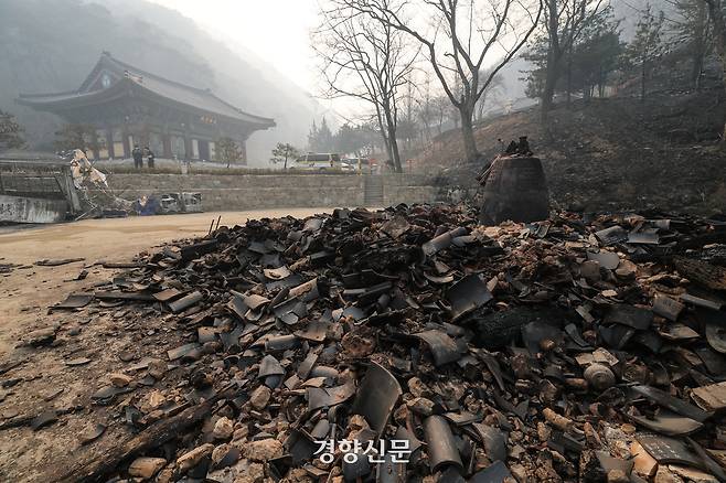 의성에서 발생한 대형산불이 닷새째 이어지고 있는 26일 경북 의성군 단촌면 등운산 자락에 있는 천년고찰 고운사 주요 건물이 화재로 소실돼 흔적만 남아 있다. 전날 오후 4시 50분께 시작된 화재로 보물인 연수전과 가운루, 연지암, 극락전, 등이 불탔다. 의성 | 성동훈 기자