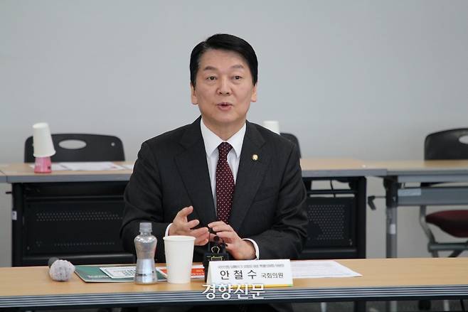 안철수 국민의힘 의원이 지난 17일 한국여성인권진흥원 중앙디지털성범죄피해자지원센터를 방문해 관계자들과 협력 방안을 논의하고 있다. 안철수 의원실 제공