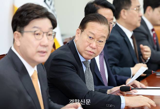 권영세 국민의힘 비대위원장(왼쪽에서 두번째)이 24일 국회에서 열린 비대위회의에서 옆을 보고 있다. 박민규 선임기자