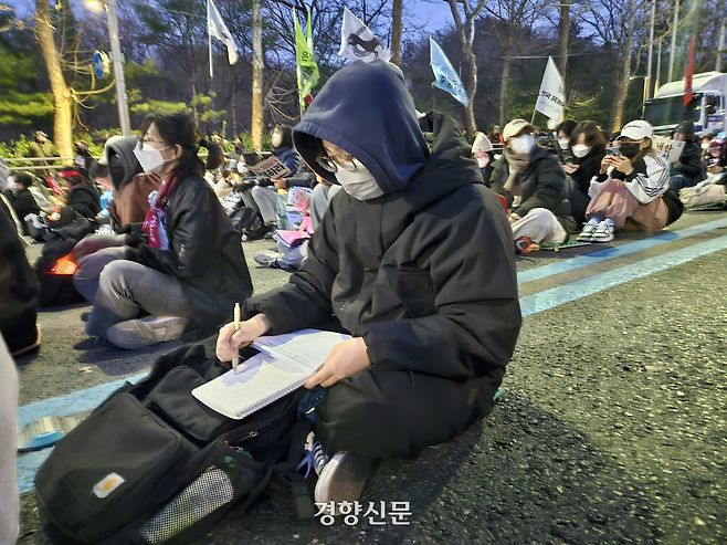 대학생 강나영씨(20)가 지난 25~26일 서울 서초구 남태령 고개 인근에서 열린 전국농민회총연합과 전국여성농민회총연맹의 트랙터 시위에 참여하고 있다. 박채연 기자