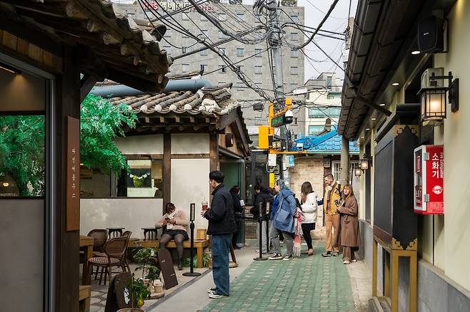 Ikseon-dong Hanok Street in Jongno District, central Seoul. [JOONGANG ILBO]