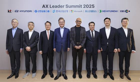 From left, KT CEO Kim Young-shub, Hyundai Motor President Song Chang-hyun, Shinhan Financial Group Chairman Jin Ok-dong, Korea Development Bank Chairman Kang Seog-hoon, Microsoft CEO Satya Nadella, Posco Group Chairman Chang In-hwa, HD Hyundai Executive Vice Chairman Chung Ki-sun and EBS President Kim Yu-yeol pose for the photo after a meeting held with key business leaders in Seoul on March 25 to discuss potential partnerships with Microsoft. [KT]