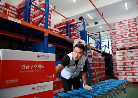 Employees of the Korean Red Cross in Seoul prepare emergency supplies for delivery to people forced to evacuate from their homes due to the country's ongoing wildfires on March 26. [NEWS1]
